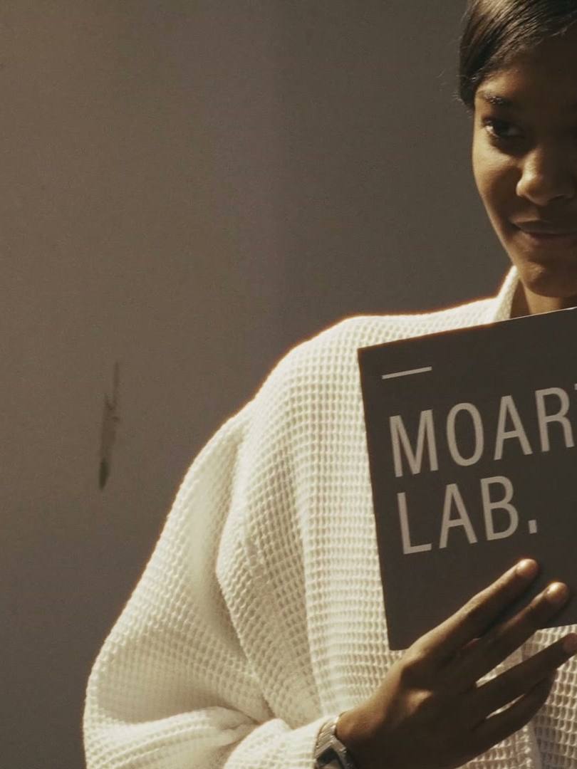 MOART LAB. 브로슈어를 든 모델